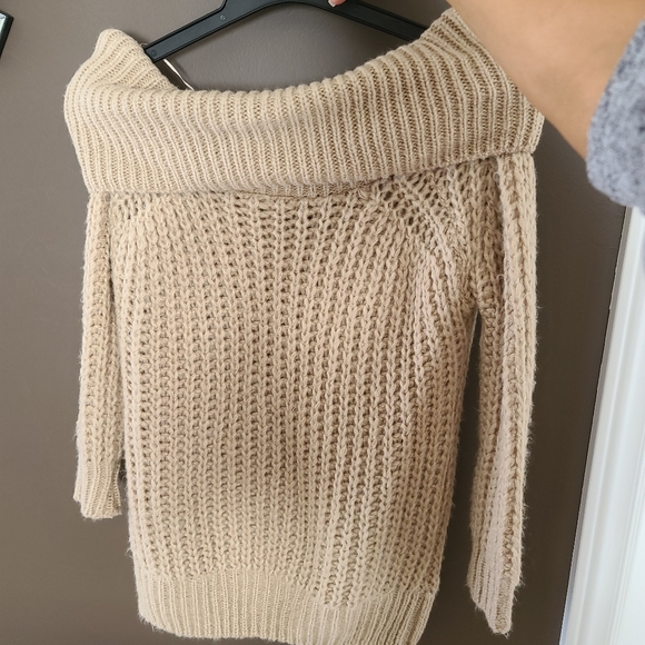 2/25$ 🛍Boohoo Knitted Off the shoulder Sweater - Picture 2 of 5